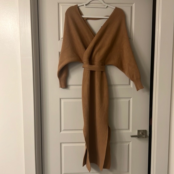 Dresses & Skirts - Gorgeous long sweater dress tan 💞